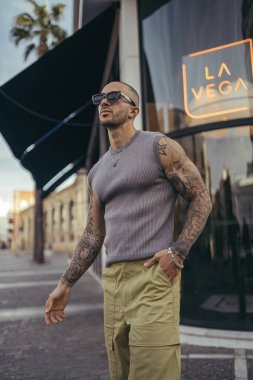 Güneş gözlüklü ve şık elbiseli yakışıklı adam.