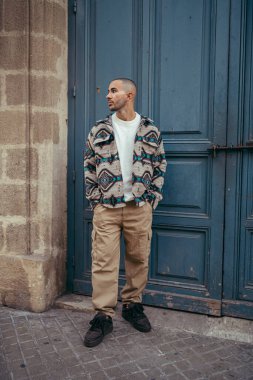 Şehirdeki genç bir Afrikalı adamın portresi.