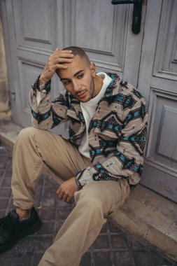 Sokak tarzında genç bir adamın portresi