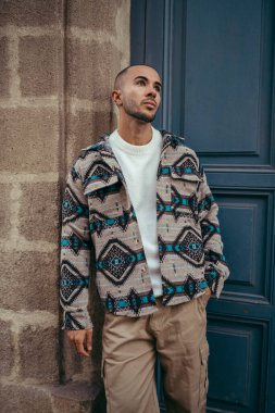 Sokaktaki genç yakışıklı adamın portresi.