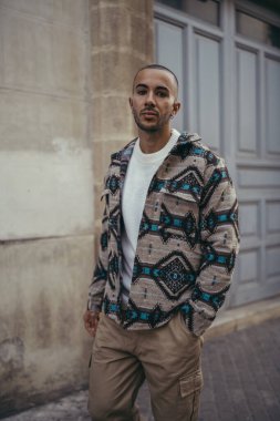 Şehirde afro saçlı genç yakışıklı bir adam.