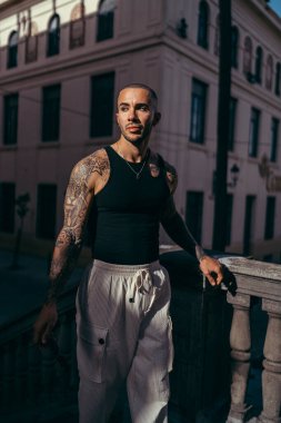 Şehrin sokaklarında poz veren genç bir adamın portresi.