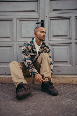Sokaktaki şık bir adamın portresi.
