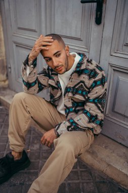 Sokaktaki genç yakışıklı adamın portresi. moda tarzı.