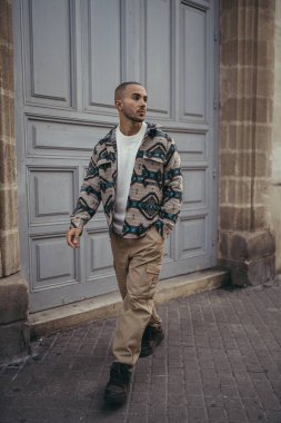 Sokakta yürüyen yakışıklı genç adam.