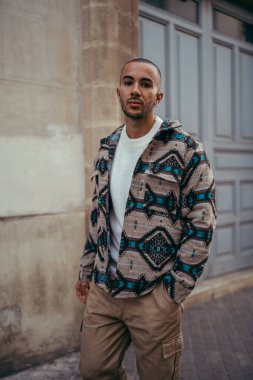 Şehir sokaklarında genç yakışıklı bir adam portresi..