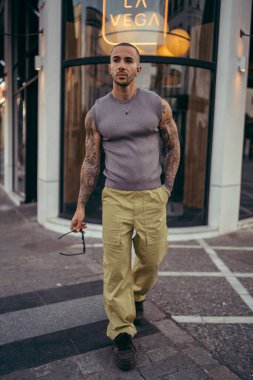 Dövmeli yakışıklı bir adam.