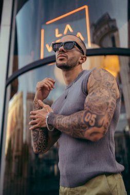 Sokakta poz veren şık şapkalı genç adam..