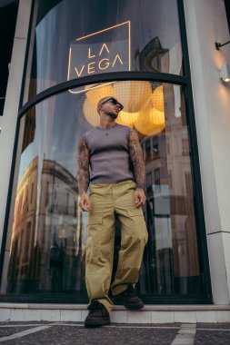 Akşamları büyük şehrin şehir sokaklarında genç yakışıklı bir adam. Güneş gözlüklü adam..