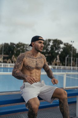 Çalışmadan sonra dinlenen kaslı bir adamın portresi.