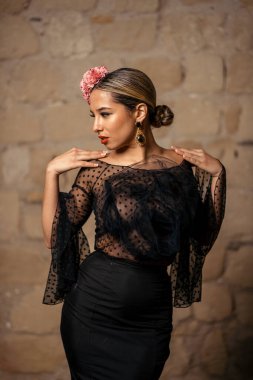 Çiçekli güzel bir kadın.