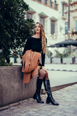 Şehirde genç bir kadının moda portresi.