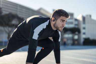 Yakışıklı genç adam sabahları dışarıda esniyor.