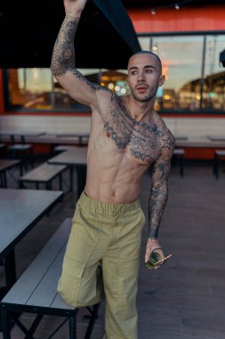 Yakışıklı, dövmeli, şık elbiseli, sokakta poz veren adam..