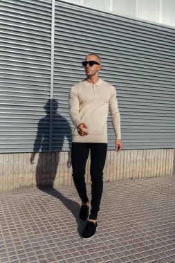 Siyah takım elbiseli yakışıklı adam..