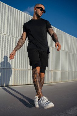 Siyah elbiseli yakışıklı adam.