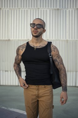 şık bir şehir ortamında yakışıklı bir adam.