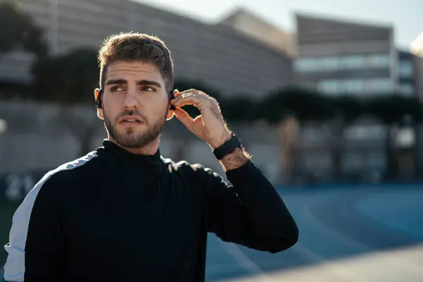 Müzik dinleyen adam.