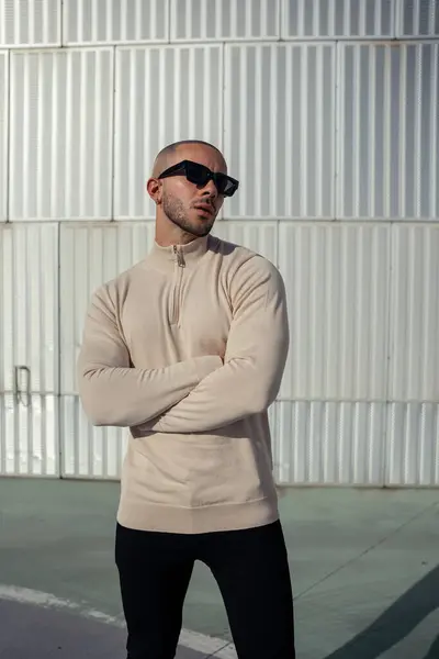 Beyaz tişörtlü genç kaslı adam.