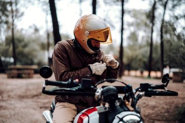 Kasklı ve motorlu bir motorcu.