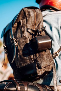 Ormanda bisikleti olan sırt çantalı bir adam.