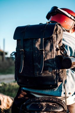 Sırtında bisiklet süren bir adam.