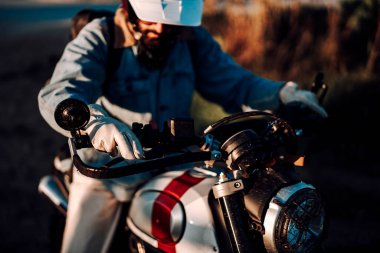 bir adam bir motosiklet sürme