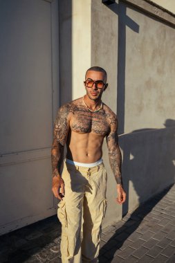 Dövmeli yakışıklı bir gencin portresi.