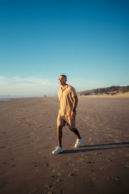 Sahilde yürüyen bir adam