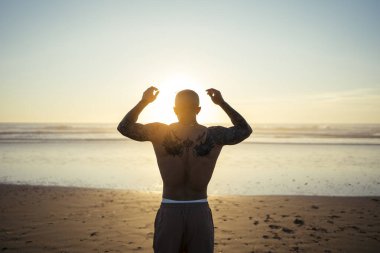 Kafasında dövme olan bir adam.