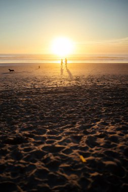 Sahilde gün batımı