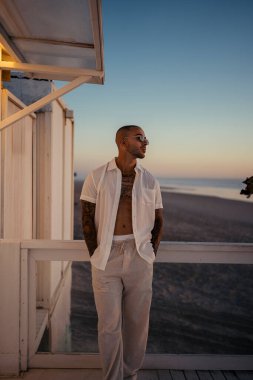 Deniz in sahilinde duran adam