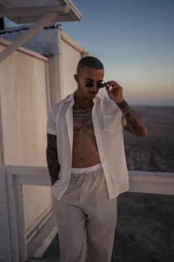 Yazın çölde güneş gözlüğü takan yakışıklı adam..