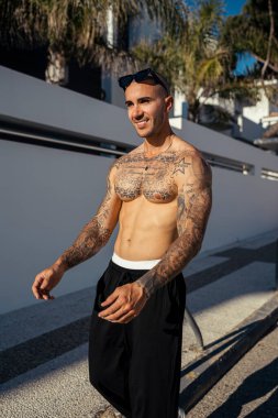 Genç adam kameranın önünde poz veriyor.