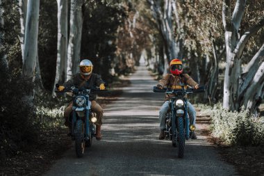 Genç bir çift motosiklet yolda.