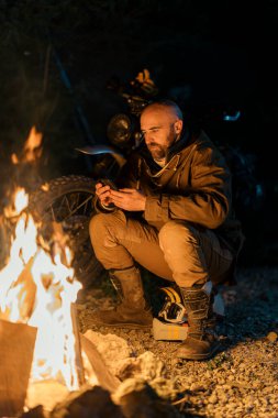 Ormanda akıllı telefonu olan bir adam.