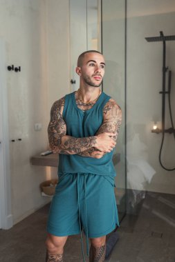 Spor salonundaki genç adam.