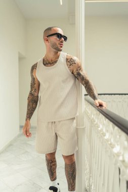 Kendine güvenen erkek güneş gözlüğü portresi