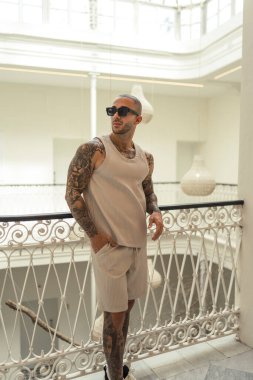 Beyaz gömlekli ve siyah pantolonlu genç adam.