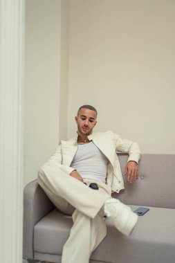 Takım elbiseli yakışıklı bir adamın portresi.