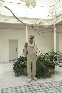 Çantalı ve sakallı genç adam.