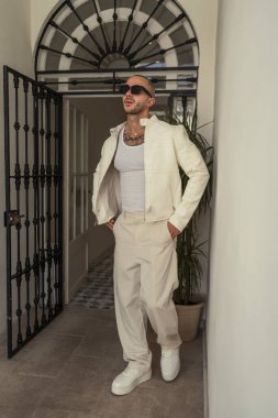 Beyaz şapkalı, sakallı şık bir adam.