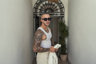 Yazın beyaz ceketli yakışıklı adam.