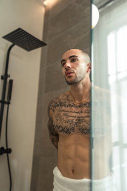 Banyodaki yakışıklı adam.