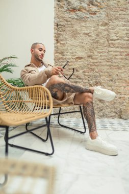 Oturma odasındaki adam.