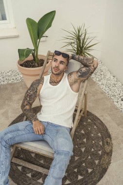 Adam kanepede oturuyor.