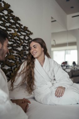 Genç çift evde dinleniyor.