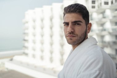 Sahilde dikilen adam