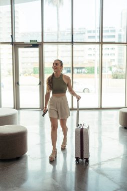 Şehirde bavullu bir kadın var.