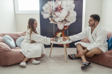 Mutlu çift kahvaltı yapıyor.